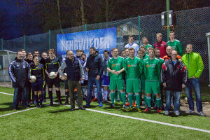 Voller Vorfreude auf den WINTER-Cup. Die Teams vom SV Blau Weiß Neuhof und SVG Hüddessum-Machtsum bei der Begrüßung durch Rainer Fricke.