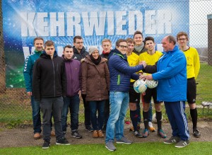 Tolle Geste: Die Schiedsrichter bedankten sich bei WINTER-CUP-Organisator Uwe Kloth mit einem Geschenk für die Jugend.