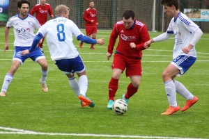 Almstedts Marcel David behauptet den Ball gegen Tino Kummerfeldt (Nr.8) und Leon Schendy.